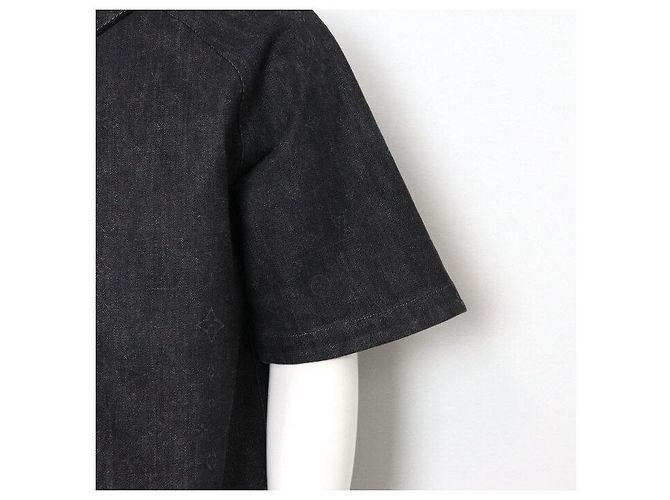Louis Vuitton Denim-Hemdenjacke für Herren mit schwarzem Prägemuster-Monogramm - Ansicht 3