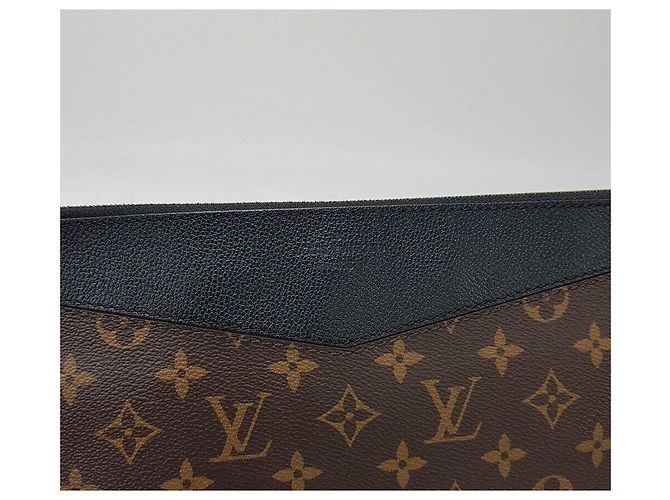 Louis Vuitton Clutch Monogram Daily Pouch Multicolore - vista 3