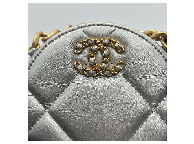 Chanel 19 Chanel Mini Borsa Tamburello Rotonda con Catena Argento - vista 10