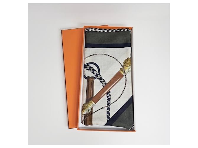 Hermès Sciarpa gigante Clic-Clac Triangle in cashmere e seta Marrone - vista 11