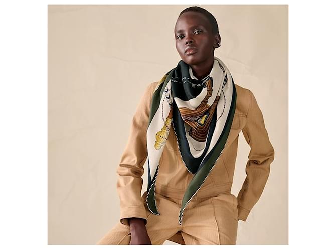 Hermès Sciarpa gigante Clic-Clac Triangle in cashmere e seta Marrone - vista 3