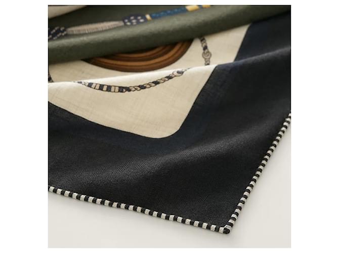 Hermès Sciarpa gigante Clic-Clac Triangle in cashmere e seta Marrone - vista 4