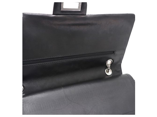Chanel Vintage Schultertasche mit großer silberner Kette aus schwarzem Lackleder - Ansicht 17
