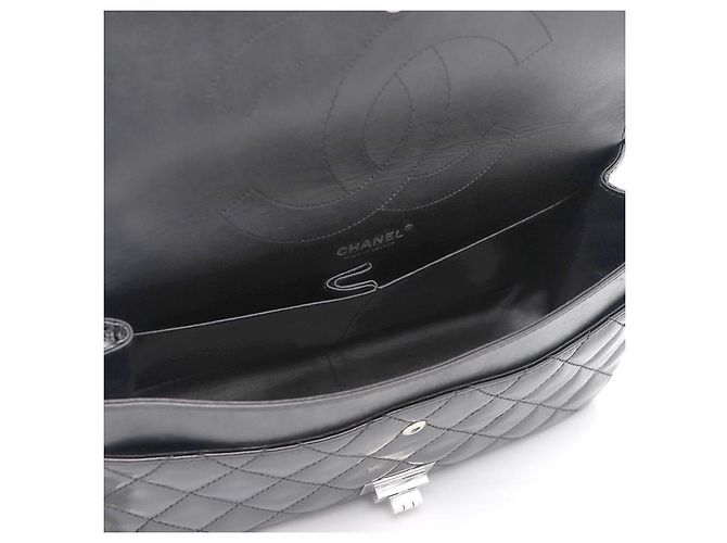 Chanel Vintage Schultertasche mit großer silberner Kette aus schwarzem Lackleder - Ansicht 18