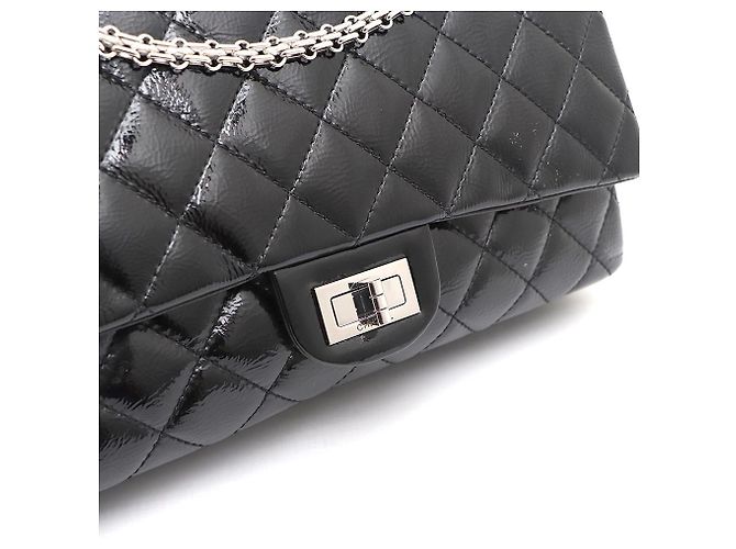 Chanel Vintage Schultertasche mit großer silberner Kette aus schwarzem Lackleder - Ansicht 5