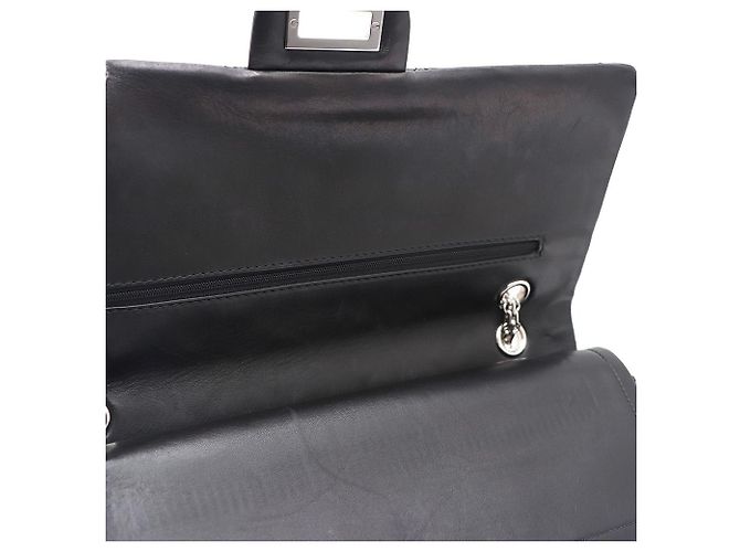 Chanel Vintage Schultertasche mit großer silberner Kette aus schwarzem Lackleder - Ansicht 8