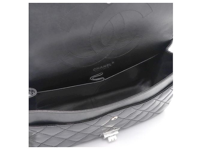 Chanel Vintage Schultertasche mit großer silberner Kette aus schwarzem Lackleder - Ansicht 9