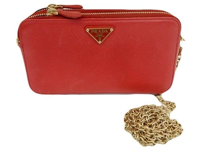 Prada Mini borsa a tracolla in Saffiano rosso con catena triangolare dorata e doppia zip - vista 2