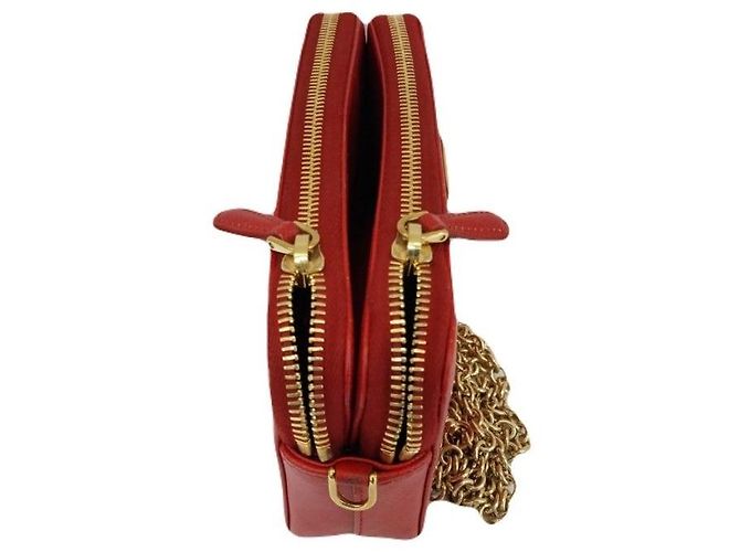 Prada Mini borsa a tracolla in Saffiano rosso con catena triangolare dorata e doppia zip - vista 3