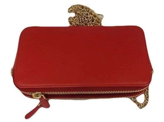 Prada Mini borsa a tracolla in Saffiano rosso con catena triangolare dorata e doppia zip - vista 4