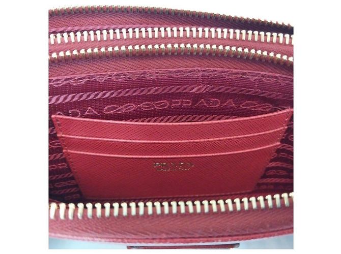 Prada Mini borsa a tracolla in Saffiano rosso con catena triangolare dorata e doppia zip - vista 5
