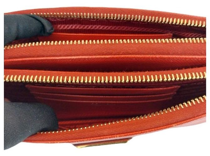 Prada Mini borsa a tracolla in Saffiano rosso con catena triangolare dorata e doppia zip - vista 6