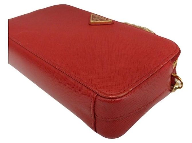 Prada Mini borsa a tracolla in Saffiano rosso con catena triangolare dorata e doppia zip - vista 7