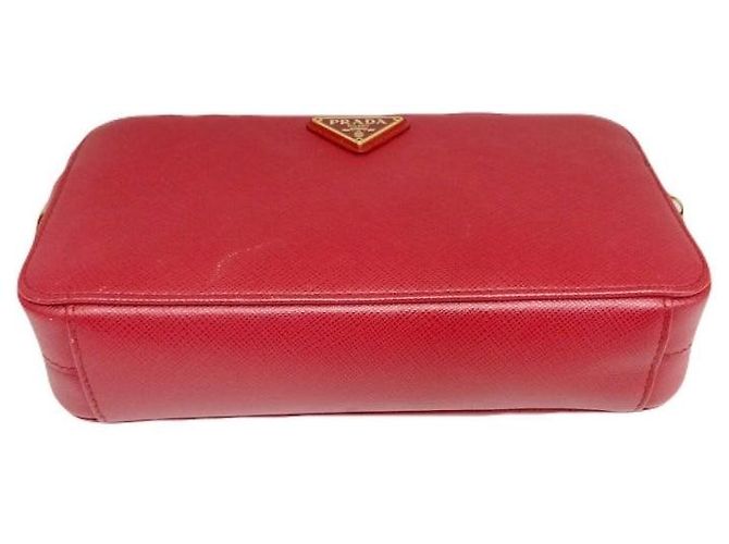 Prada Mini borsa a tracolla in Saffiano rosso con catena triangolare dorata e doppia zip - vista 8