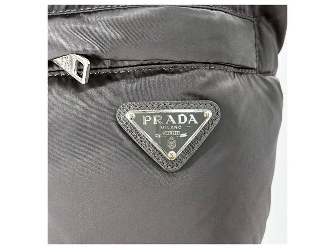 Prada Langer gesteppter Daunenmantel aus Re-Nylon mit Triangle-Logo Braun - Ansicht 7