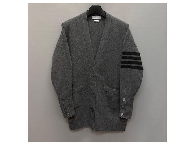 Thom Browne Cardigan oversized de cashmere com alça diagonal (Modelagem oversized feminina) Preto - vista 2