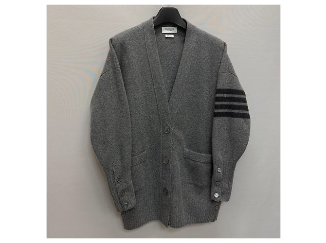 Thom Browne Cardigan oversized de cashmere com alça diagonal (Modelagem oversized feminina) Preto - vista 3
