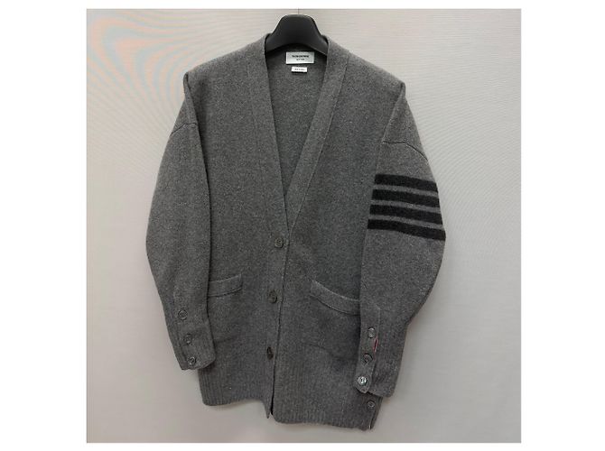 Thom Browne Cardigan oversized de cashmere com alça diagonal (Modelagem oversized feminina) Preto - vista 4