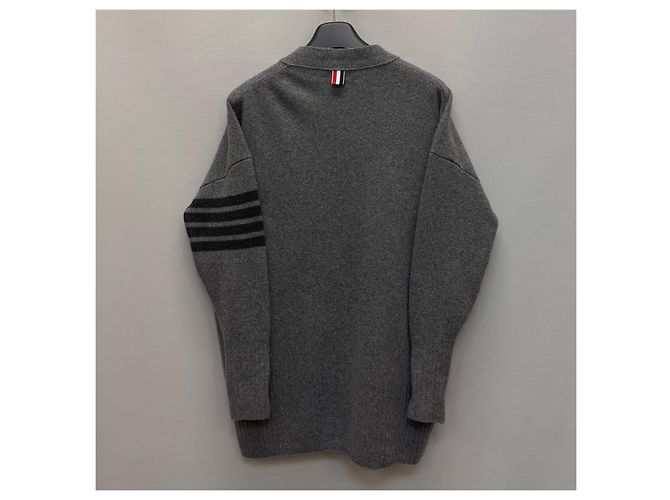 Thom Browne Cardigan oversized de cashmere com alça diagonal (Modelagem oversized feminina) Preto - vista 5