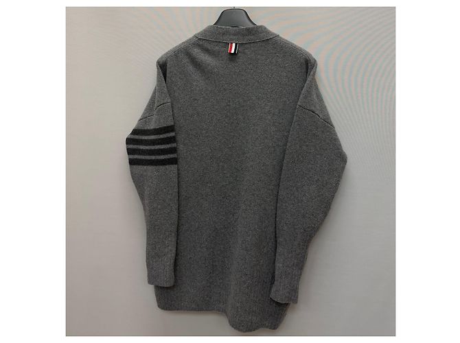 Thom Browne Cardigan oversized de cashmere com alça diagonal (Modelagem oversized feminina) Preto - vista 6