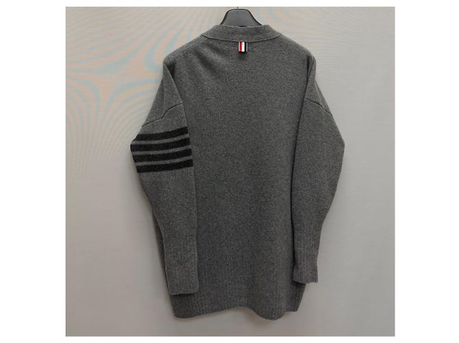 Thom Browne Cardigan oversized de cashmere com alça diagonal (Modelagem oversized feminina) Preto - vista 7