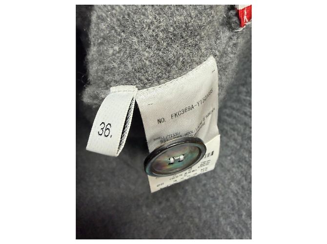 Thom Browne Cardigan oversized de cashmere com alça diagonal (Modelagem oversized feminina) Preto - vista 8