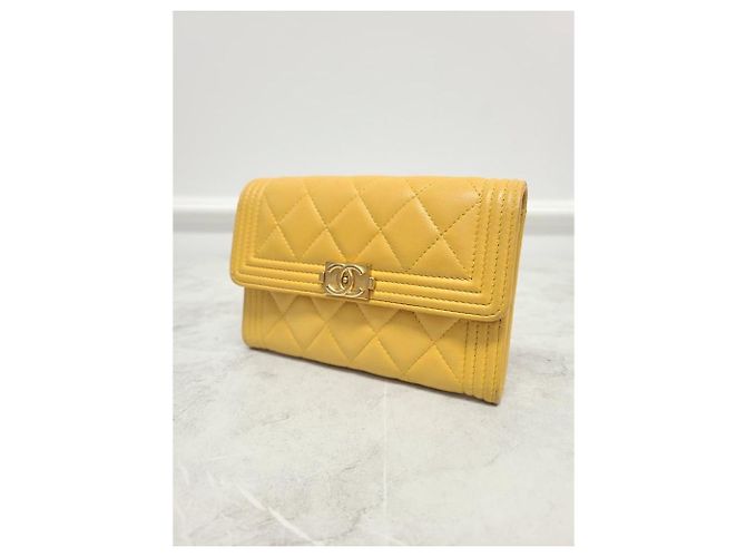 Chanel Gelbe Boy Flap Compact Wallet Serie aus Lammleder - Ansicht 2