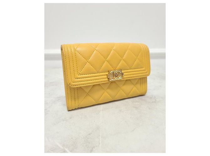 Chanel Gelbe Boy Flap Compact Wallet Serie aus Lammleder - Ansicht 3