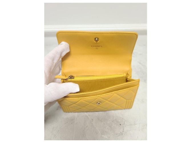 Chanel Gelbe Boy Flap Compact Wallet Serie aus Lammleder - Ansicht 4