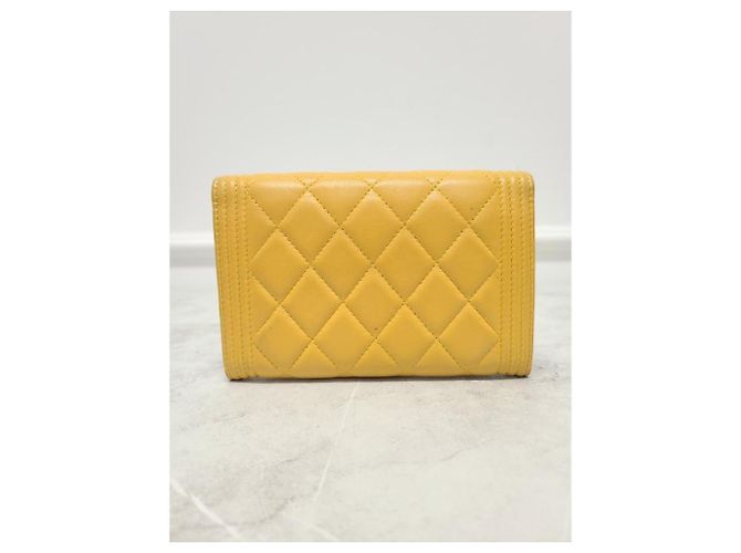Chanel Gelbe Boy Flap Compact Wallet Serie aus Lammleder - Ansicht 5