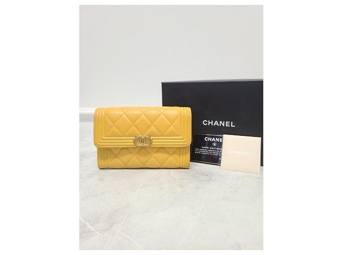 Chanel Gelbe Boy Flap Compact Wallet Serie aus Lammleder - Ansicht 6