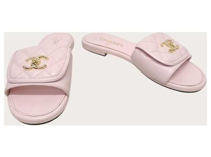 Chanel Mule e pantofola trapuntata in agnello rosa con chiusura a vite dorata - vista 4