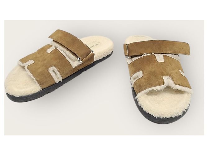 Hermès Sandali Cipree in shearling e scamosciato marrone dorato, pelle di capra - vista 3