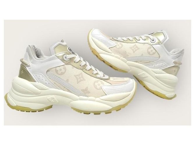 Louis Vuitton Sneakers Denim Run con monogramma beige e oro Marrone - vista 5