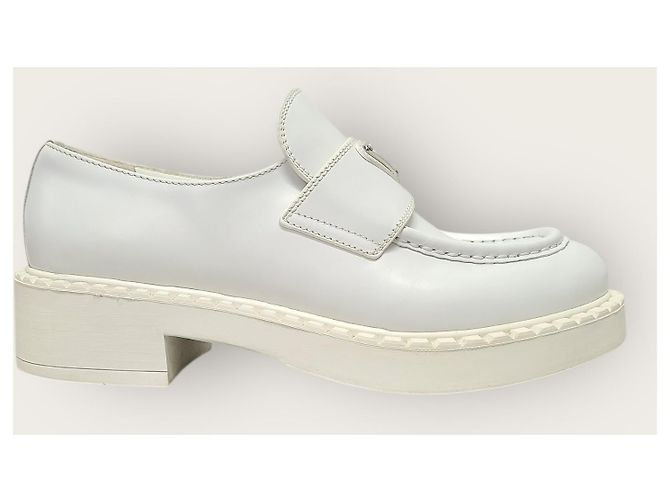 Prada Mocassini in pelle spazzolata con logo a triangolo bianco - vista 2