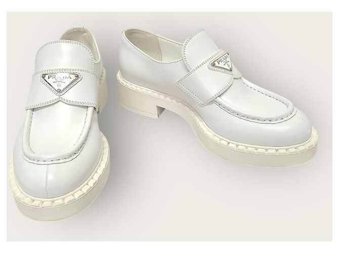 Prada Mocassini in pelle spazzolata con logo a triangolo bianco - vista 3