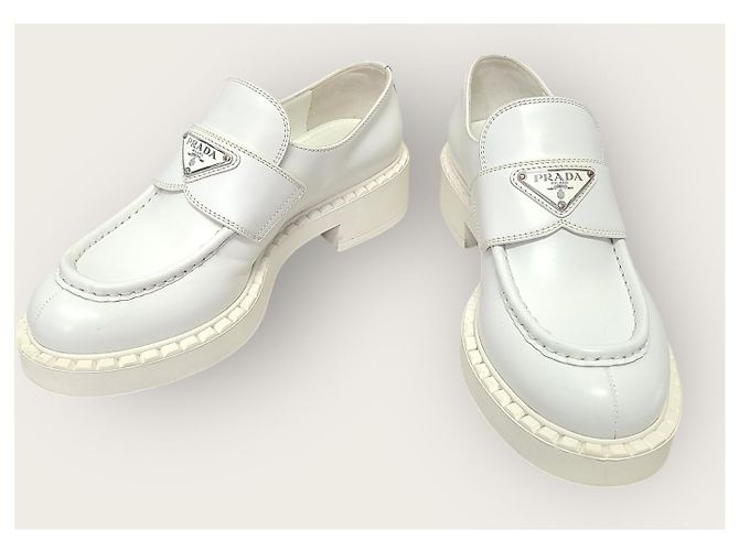 Prada Mocassini in pelle spazzolata con logo a triangolo bianco - vista 4
