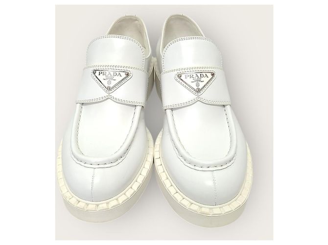 Prada Mocassini in pelle spazzolata con logo a triangolo bianco - vista 6