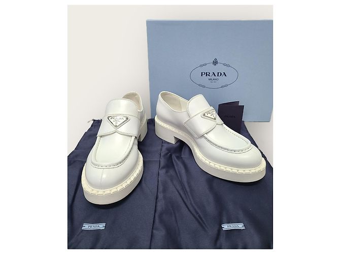Prada Mocassini in pelle spazzolata con logo a triangolo bianco - vista 8