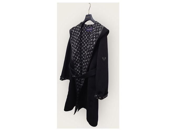 Louis Vuitton Cappotto a portafoglio con cappuccio e monogramma bianco e nero - vista 2