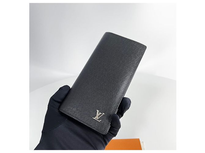 Louis Vuitton Taiga LV Brazza Wallet Black - view 4