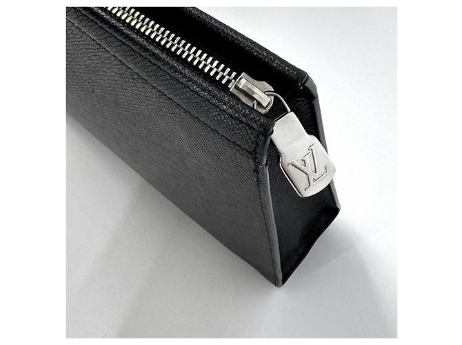 Clutch Louis Vuitton Taiga Black Nero - vista 10
