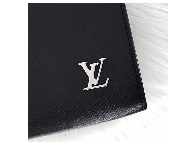 Clutch Louis Vuitton Taiga Black Nero - vista 6