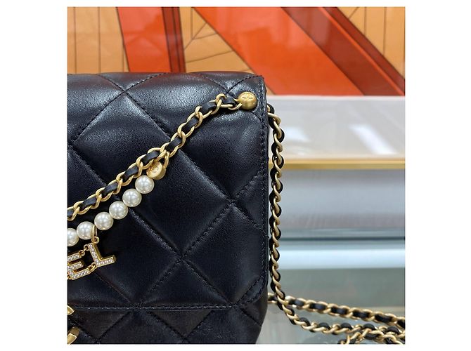Chanel Borsa con patta e catena con logo di perle Nero Oro - vista 4