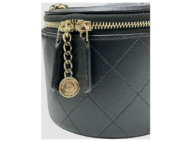 Chanel Piccola Vanity Rotonda in Agnello Nero Placcata Oro - vista 11