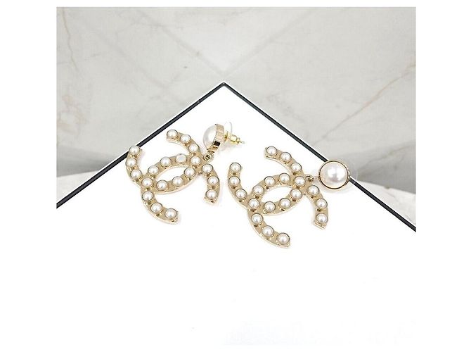 Chanel Perlenohrringe mit CC-Logo - Ansicht 2