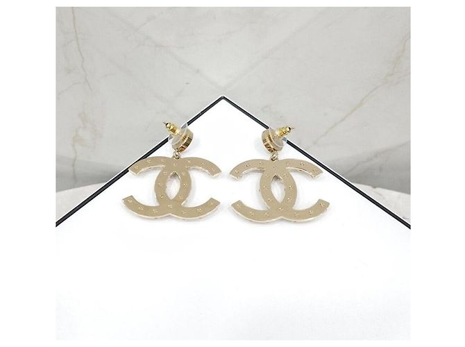 Chanel Perlenohrringe mit CC-Logo - Ansicht 3