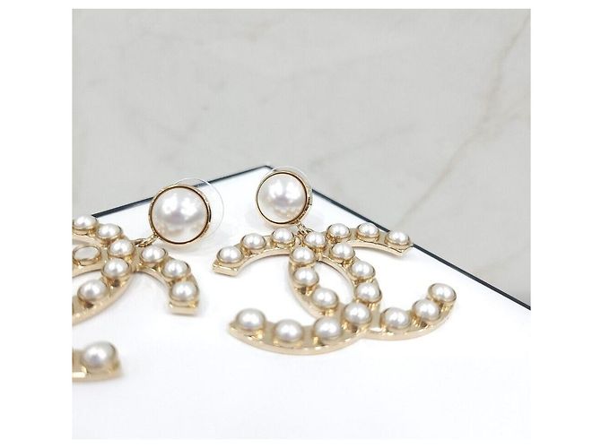 Chanel Perlenohrringe mit CC-Logo - Ansicht 4