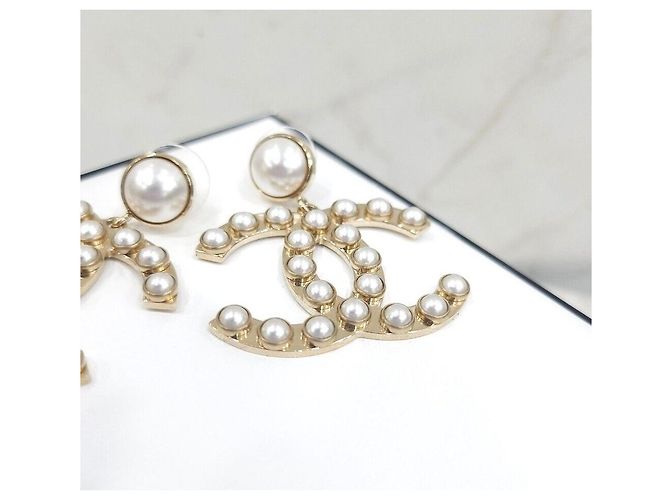 Chanel Perlenohrringe mit CC-Logo - Ansicht 5
