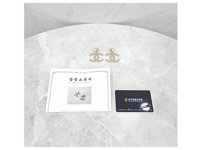 Chanel Perlenohrringe mit CC-Logo - Ansicht 6